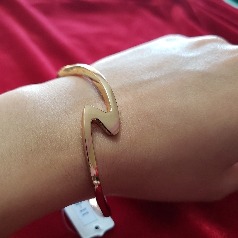 Gold Tone Bracelet - Picture 3 of 11